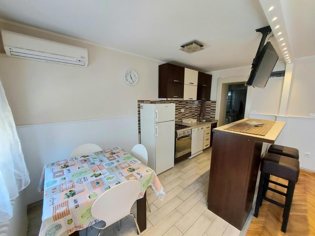 Central Apartment With Garage Νόβι Σαντ Εξωτερικό φωτογραφία